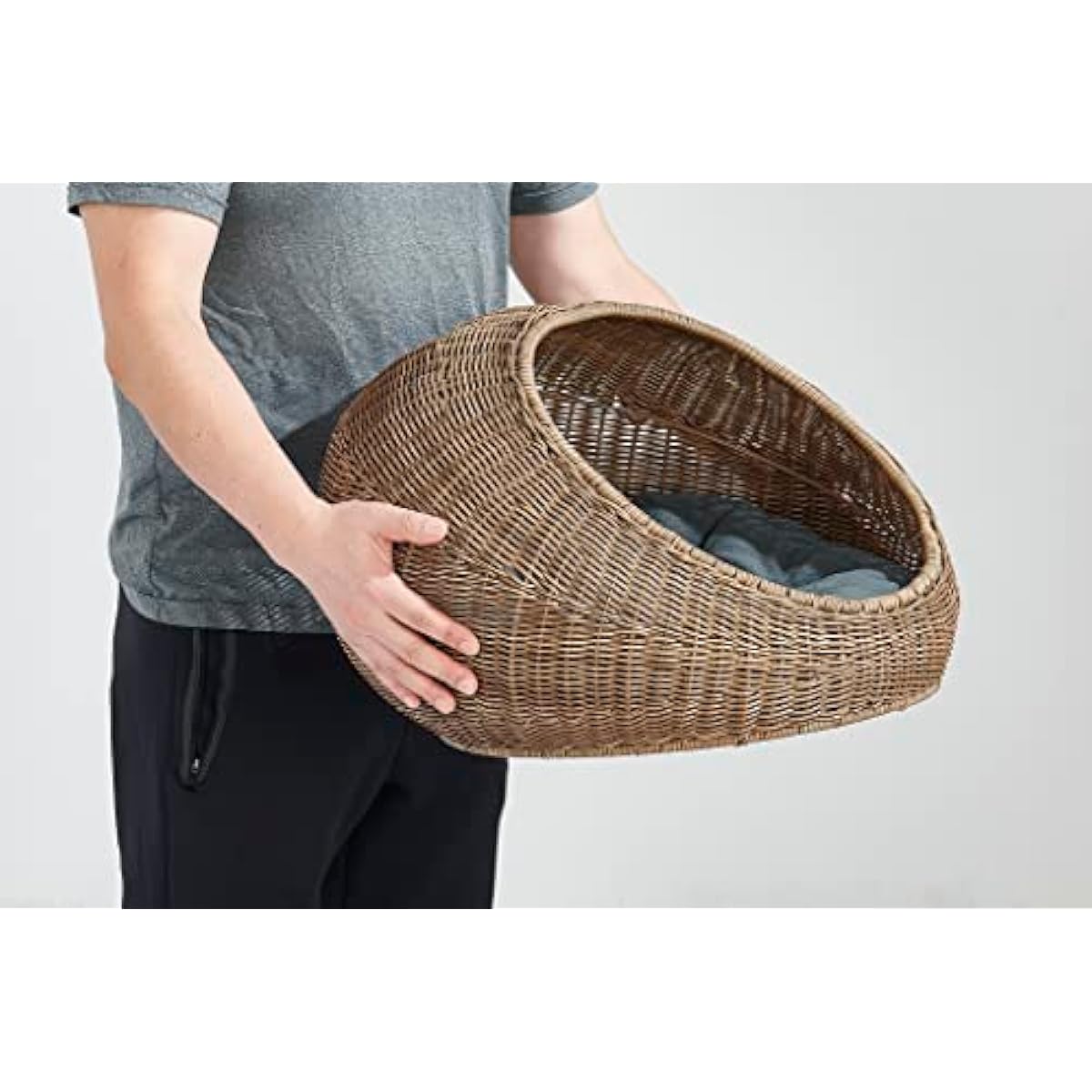 D+GARDEN Wicker Cat Bed Dome for Medium Indoor Cats - a Covered Cat Hideaway Hut of Faux Rattan Houses Pets in Dome Basket, Washable